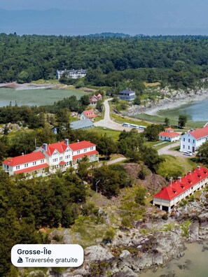 Exterior - Chalet Studio #5 Waterfront with Spa, Fireplace & Wifi (Cap-Saint-Ignace)