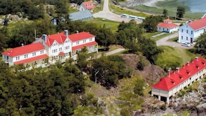 Un quartier résidentiel avec des maisons, une route et un lac.