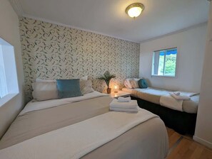 Travel cot, WiFi, bed sheets