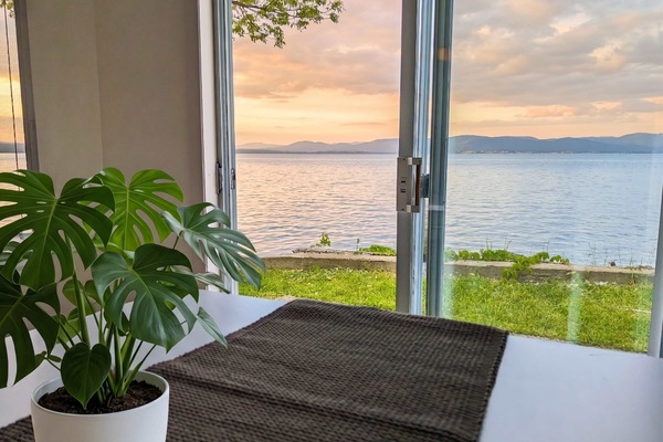 Dégustez vos repas face à des vues imprenables sur le fleuve, baigné par la lumière naturelle. Un espace raffiné et élégant, parfait pour partager des instants inoubliables en toute sérénité.