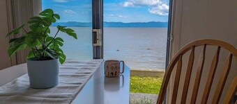 Chalet Loft #6 Waterfront with Spa, Fireplace & Wifi