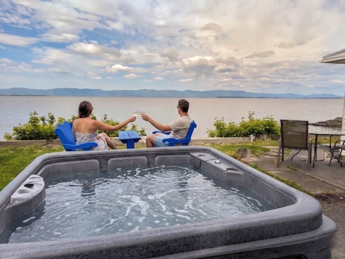 Chalet Studio #6 Waterfront with Spa, Fireplace & Wifi