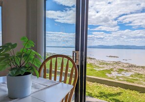 Interior - Chalet Studio #6 Waterfront with Spa, Fireplace & Wifi (Cap-Saint-Ignace)