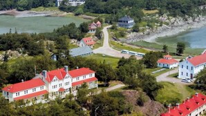 A residential area with houses, a road, and a lake. - Chalet Studio #6 Waterfront with Spa, Fireplace & Wifi (Cap-Saint-Ignace)
