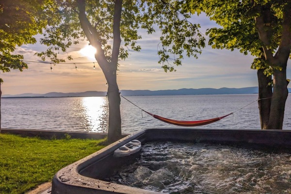 Détendez-vous dans le spa tout en admirant le coucher de soleil spectaculaire sur le fleuve paisible. Un moment magique de relaxation et de beauté naturelle, parfait pour terminer la journée en douceur.