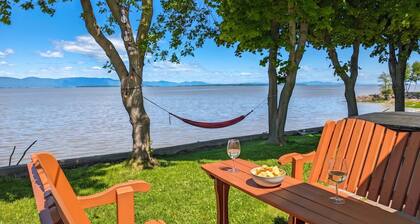 Chalet #7 Waterfront with Spa, Fireplace, Wifi & AC