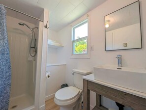 Douche, séchoir à cheveux, shampooing