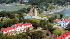 A residential area with houses, a road, and a lake. - Chalet #7 Waterfront with Spa, Fireplace, Wifi & AC (Cap-Saint-Ignace)