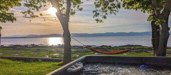 Chalet #7 Waterfront with Spa, Fireplace, Wifi & AC