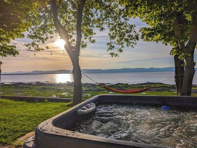 Chalet #7 Waterfront with Spa, Fireplace, Wifi & AC