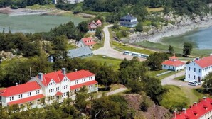 A residential area with houses, a road, and a lake. - Chalet #8 Waterfront | Spa | Fireplace | Wifi | AC (Cap-Saint-Ignace)