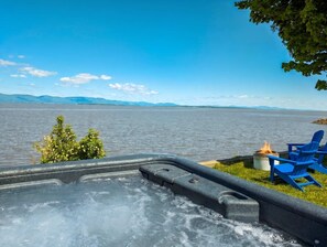 Outdoor spa tub - Chalet #8 Waterfront | Spa | Fireplace | Wifi | AC (Cap-Saint-Ignace)