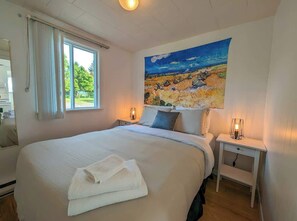 Travel cot, WiFi, bed sheets