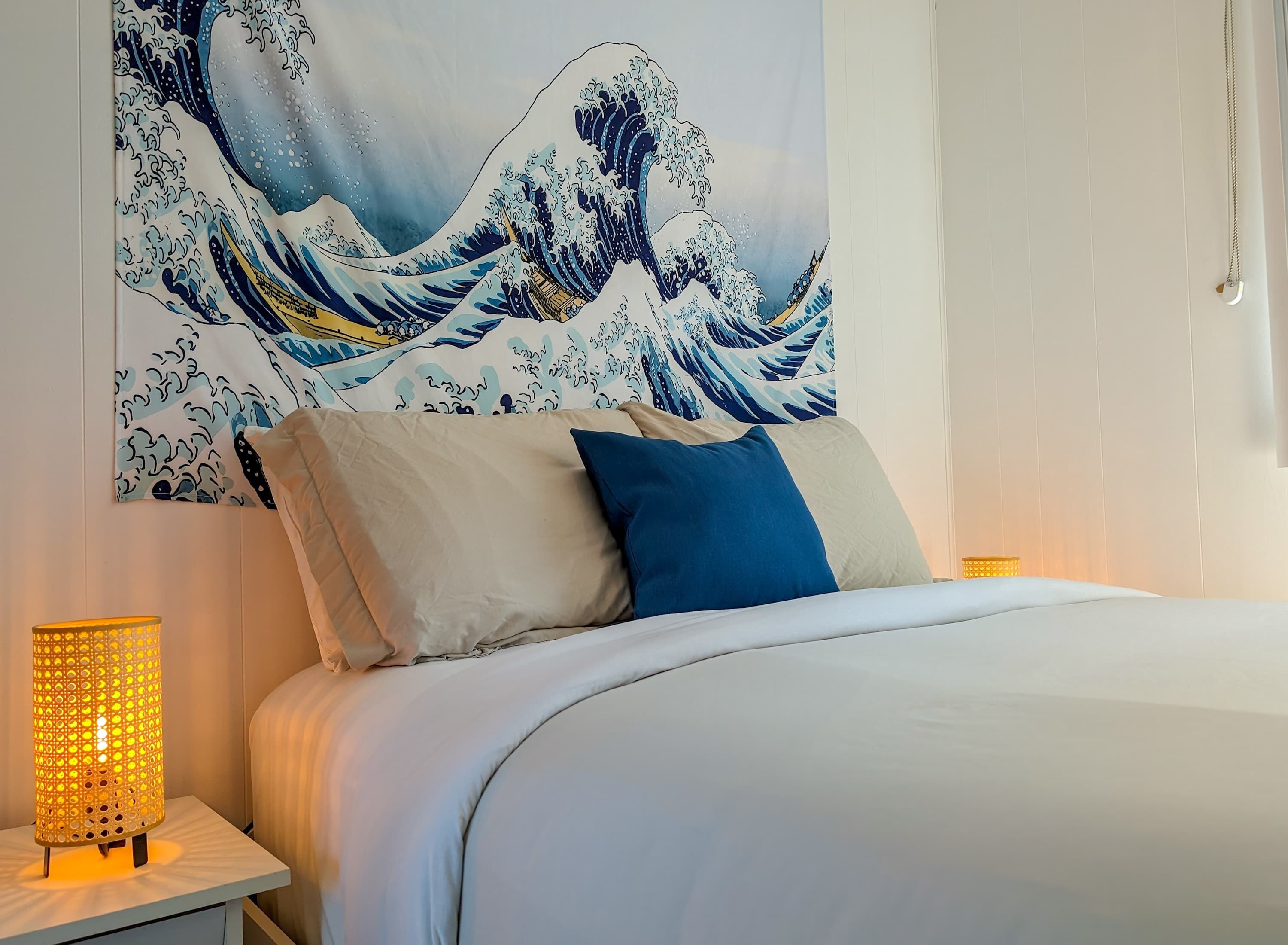 Travel cot, WiFi, bed sheets