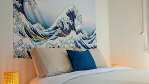 A hotel room with a bed, pillows, a wall-mounted artwork, and a bedside lamp. - Chalet #8 Waterfront | Spa | Fireplace | Wifi | AC (Cap-Saint-Ignace)
