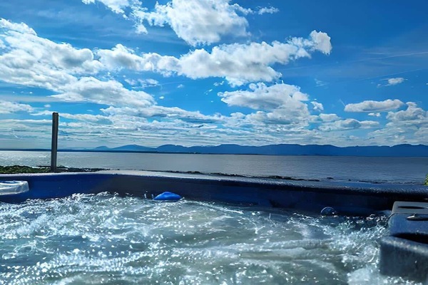 DĂ©tendez-vous dans un bain Ă remous privĂ© en admirant des vues Ă couper le souffle. Sous le ciel du QuĂ©bec, profitez des bulles apaisantes et de la sĂ©rĂ©nitĂ© de lâinstant.