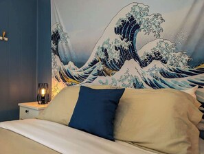 Travel cot, WiFi, bed sheets