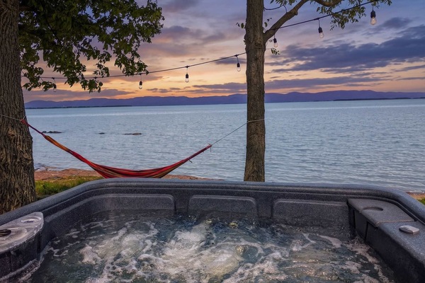 Finissez la journée en beauté en vous relaxant dans le jacuzzi avec une vue imprenable sur le fleuve, ou en vous balançant dans le hamac.