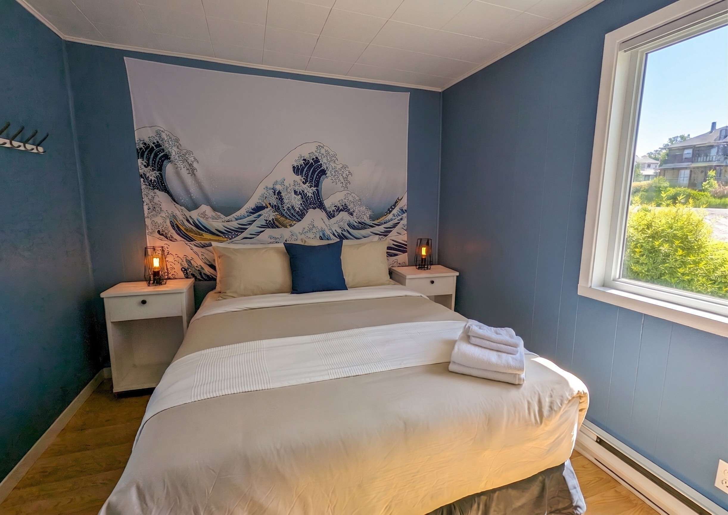 Travel crib, WiFi, bed sheets