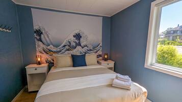 Travel crib, WiFi, bed sheets