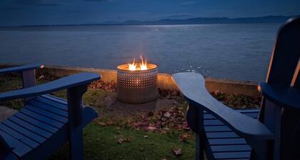 Chalet #9 Waterfront with Spa, Fireplace, Wifi & AC