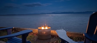 Chalet #9 Waterfront with Spa, Fireplace, Wifi & AC