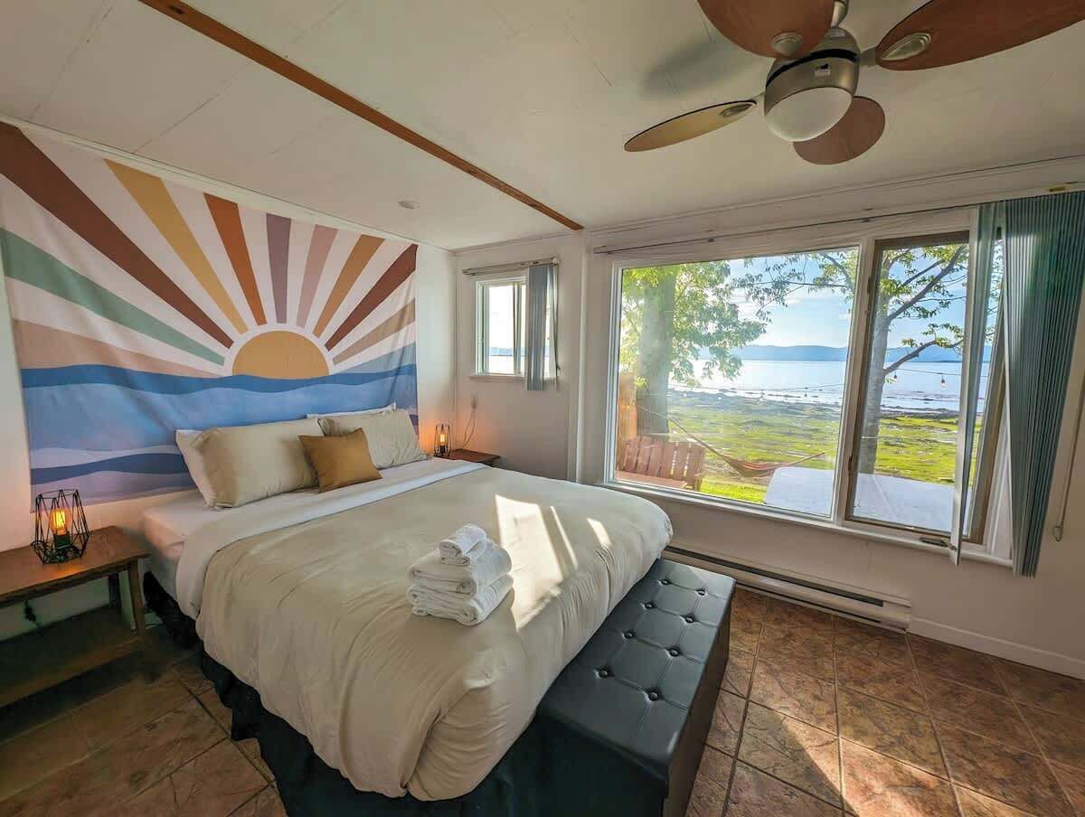 2 bedrooms, travel cot, WiFi, bed sheets