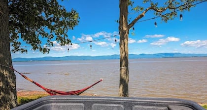 Chalet #9 Waterfront with Spa, Fireplace, Wifi & AC