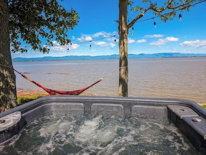 Chalet #9 Waterfront with Spa, Fireplace, Wifi & AC