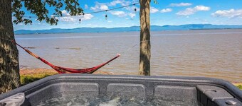 Chalet #9 Waterfront with Spa, Fireplace, Wifi & AC