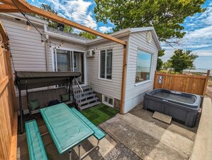 Outdoor dining - Chalet #11 Waterfront with Spa, Wifi & AC (Cap-Saint-Ignace)