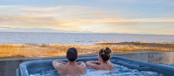 Chalet #11 Waterfront with Spa, Wifi & AC