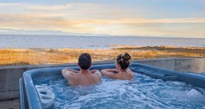 Chalet #11 Waterfront with Spa, Wifi & AC