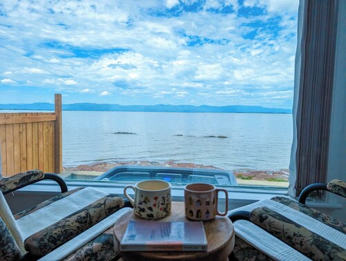 Chalet #11 Waterfront with Spa, Wifi & AC