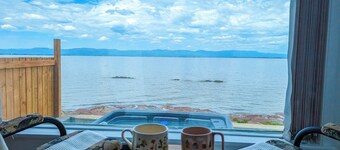 Chalet #11 Waterfront with Spa, Wifi & AC