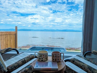 Chalet #11 Waterfront with Spa, Wifi & AC