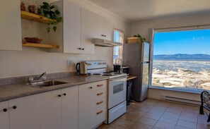 Fridge, oven, stovetop, coffee/tea maker - Chalet #11 Waterfront with Spa, Wifi & AC (Cap-Saint-Ignace)