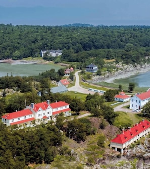 A residential area with houses, a road, and a lake. - Chalet #11 Waterfront with Spa, Wifi & AC (Cap-Saint-Ignace)