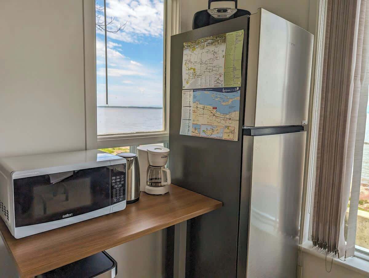 Réfrigérateur, four, plaque de cuisson, cafetière/bouilloire