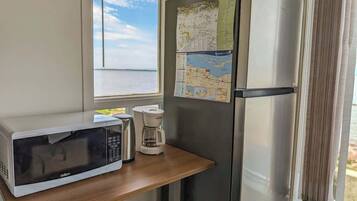 Frigorífic, forn, placa de cuina i cafetera i tetera