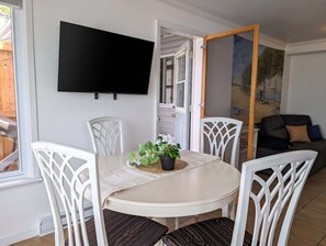 Dining - Chalet #11 Waterfront with Spa, Wifi & AC (Cap-Saint-Ignace)