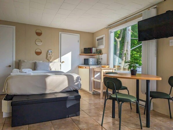 Travel crib, WiFi, bed sheets