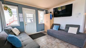 Een televisie en een kantoor