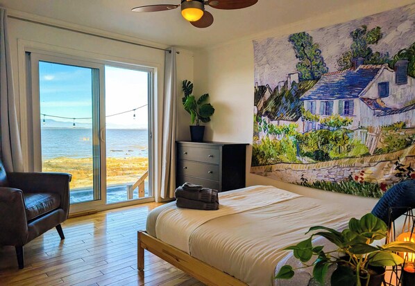 2 bedrooms, travel cot, WiFi, bed sheets