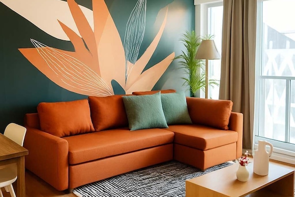 Espace de vie confortable et dynamique doté d'un décor moderne, d'un canapé douillet, d'un coin repas et d'une abondance de lumière naturelle. Parfait pour se détendre après une journée d'exploration !