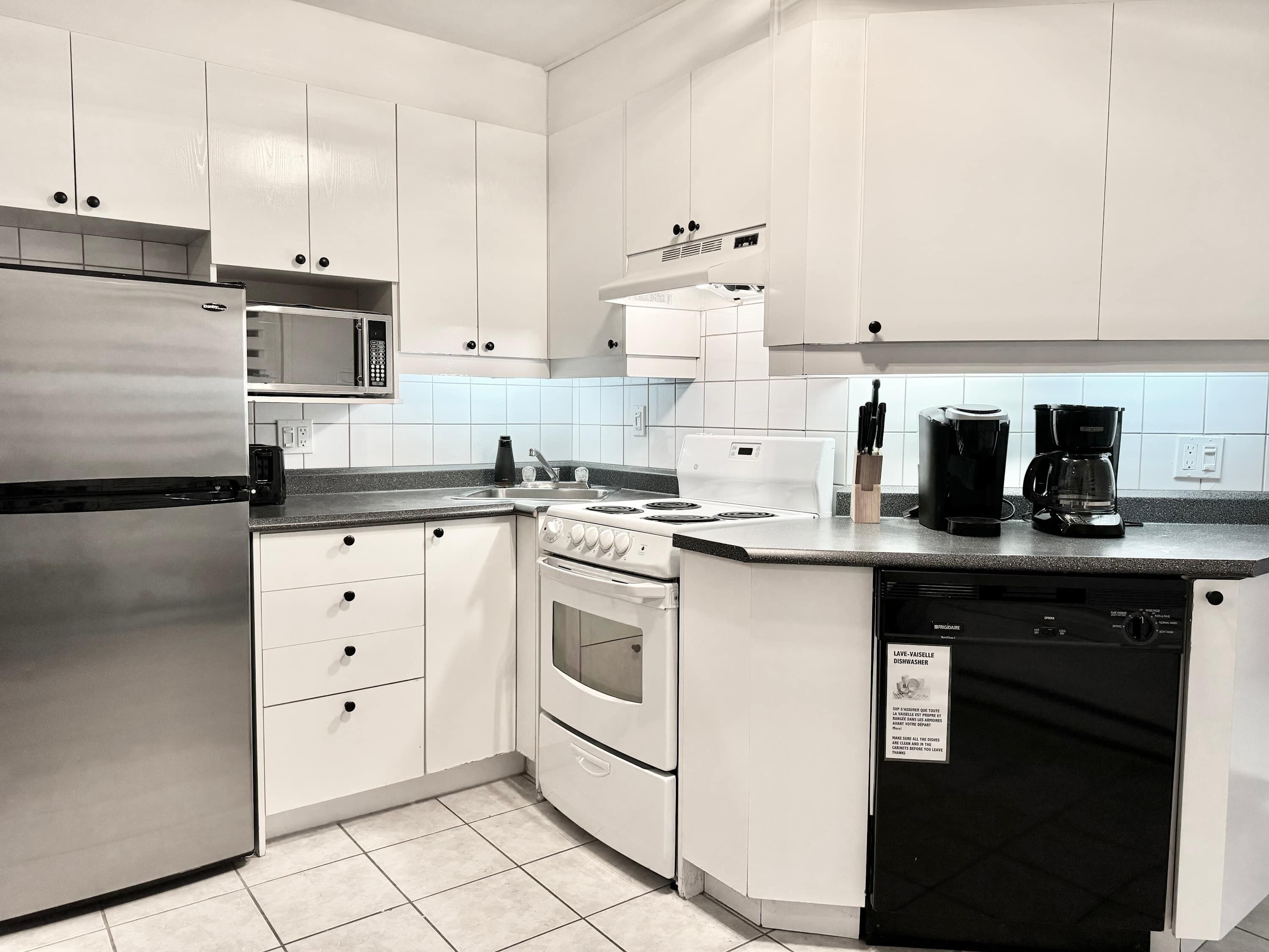 Kjøleskap, mikrobølgeovn, ovn og kokeplater