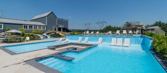 HAPPY HOUR - Condo Water Park