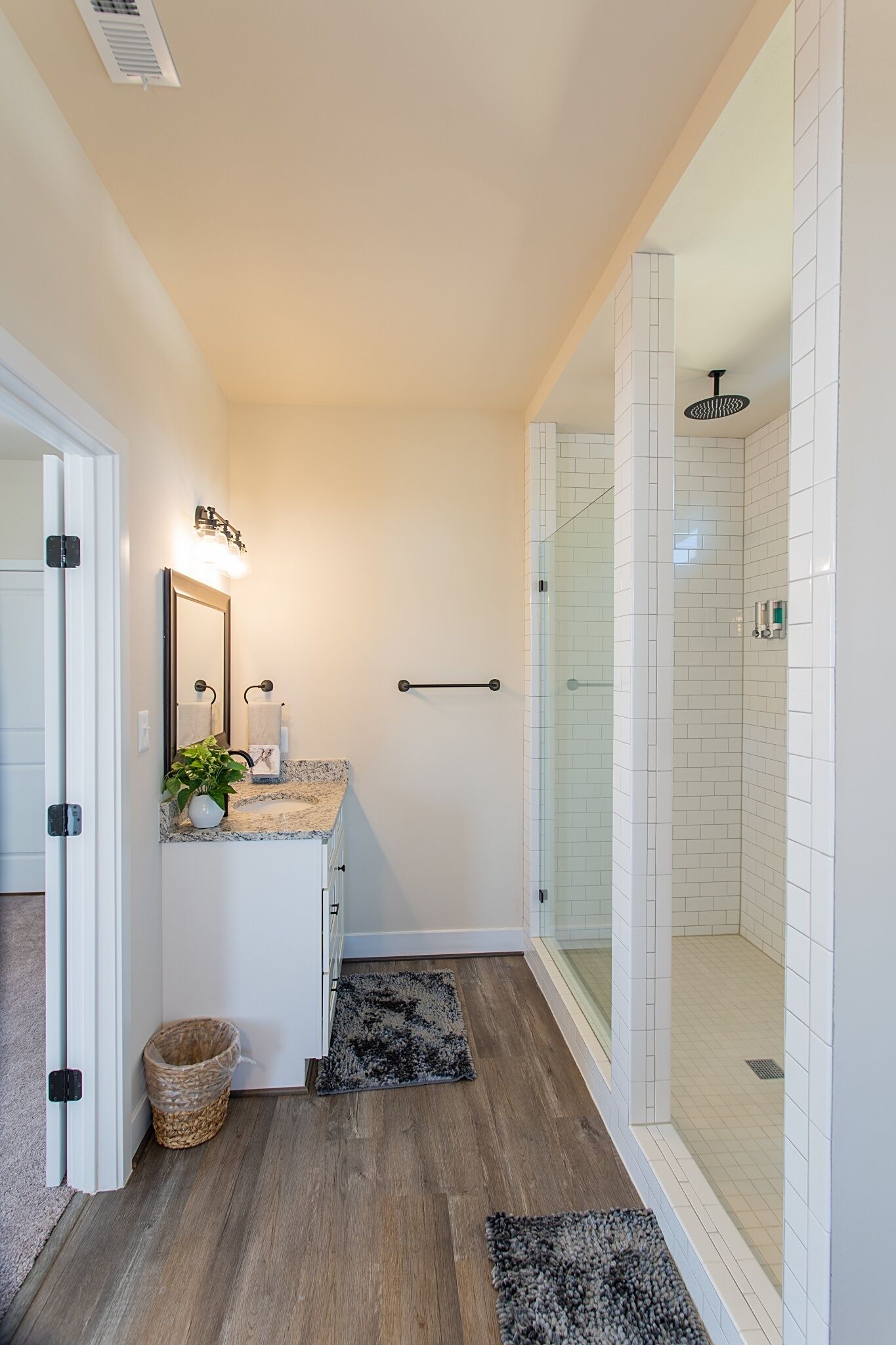 Haartrockner, Handtücher, Seife, Toilettenpapier