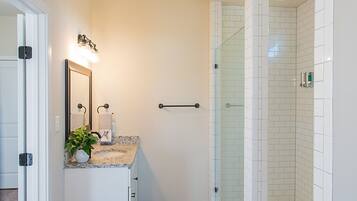 Haartrockner, Handtücher, Seife, Toilettenpapier