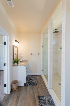 Hair dryer, towels, soap, toilet paper - 4-bedroom house in wonderful Colonial Beach (Colonial Beach)